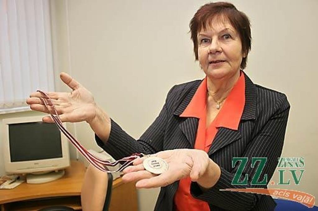 Jelgavas Pensionāru biedrības Goda zīmes cena ir tikai pusotrs lats, taču, kā uzskata Ruta Melhere, balva aicinās pensionārus aktīvāk iesaistīties savu interešu aizsardzībā. 
Autors: Agris Samcovs.