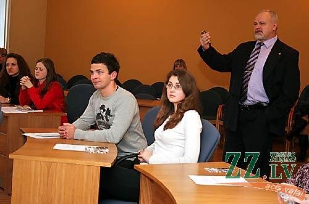 Jaunieši ir gatavi izteikt savas idejas un priekšlikumus pilsētas attīstībā un iesaistīties valsts ekonomikas glābšanas plānā, tikai vajag kādu, kas viņus sadzird. Varbūt šīs idejas saklausīs pašvaldības izpilddirektors Gunārs Kurlovičs?
Autors: Agris Samcovs.