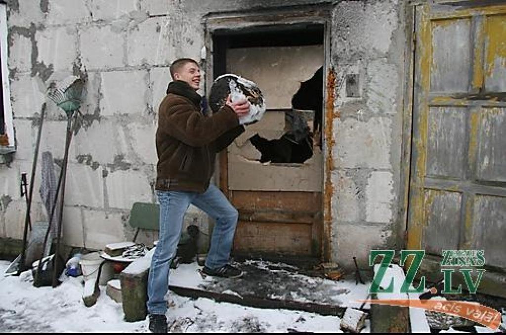 20 gadus vecais Kaspars demonstrē, kā ar akmens bluķi izlauzis durvis, lai iekļūtu degošajā mājā.
Autors: Inga Karlinska.