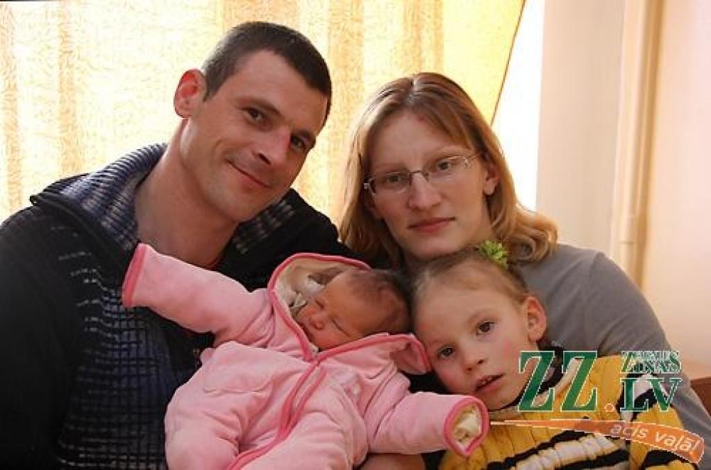 Sesavnieki Liene Mazūdrei un Jānis Bite ar savu otro meitiņu Alisi.
Autors: Krišjānis Grantiņš.