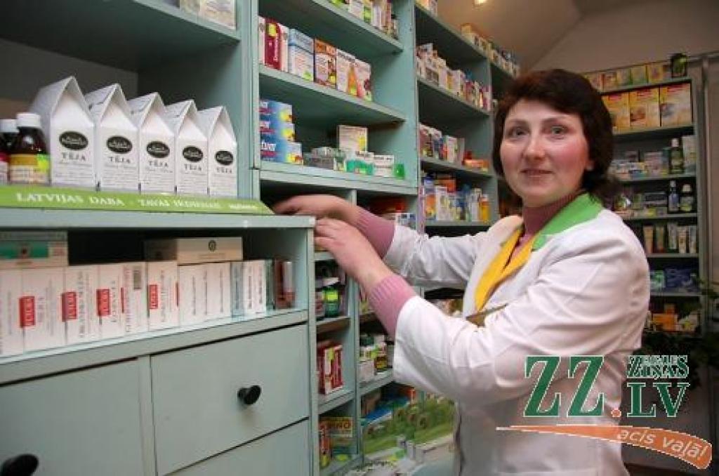 «Zāles nav kā maize – šodien pagaršo vienu, bet rīt citu. Pieej pie medikamentu plaukta, kur vesela rinda ar klepus sīrupiem, un mēģini nu izzīlēt, kurš piemērotākais! Turklāt ne viss visiem der,» uzsver farmaceite Evija Amatniece.
Autors: Krišjānis Grantiņš.