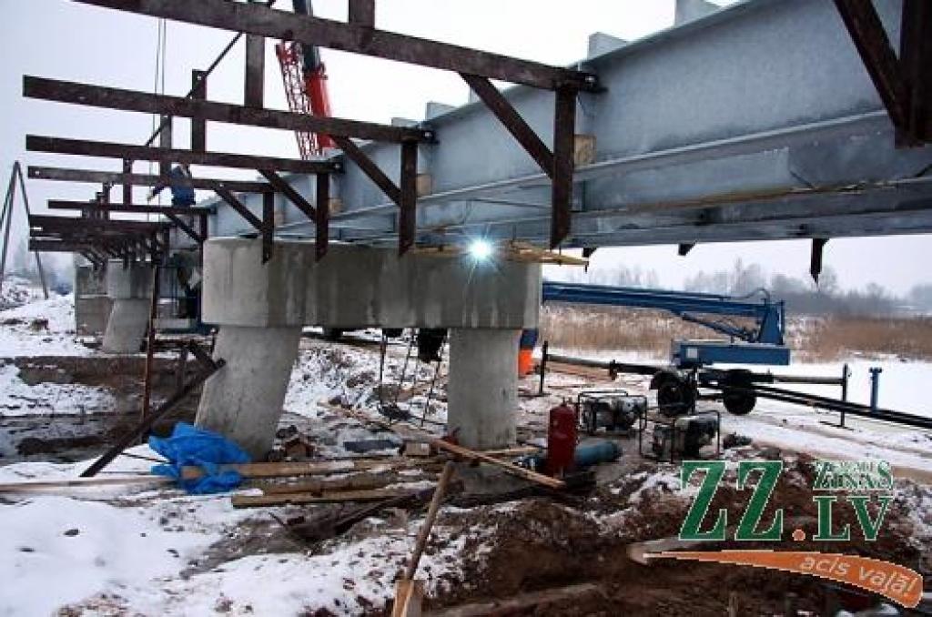 Topošais tilts dūksnainajā, niedrēm apaugušajā Vanzāres salā pavērs ceļu tūrisma un atpūtas biznesam.
Autors: Krišjānis Grantiņš.