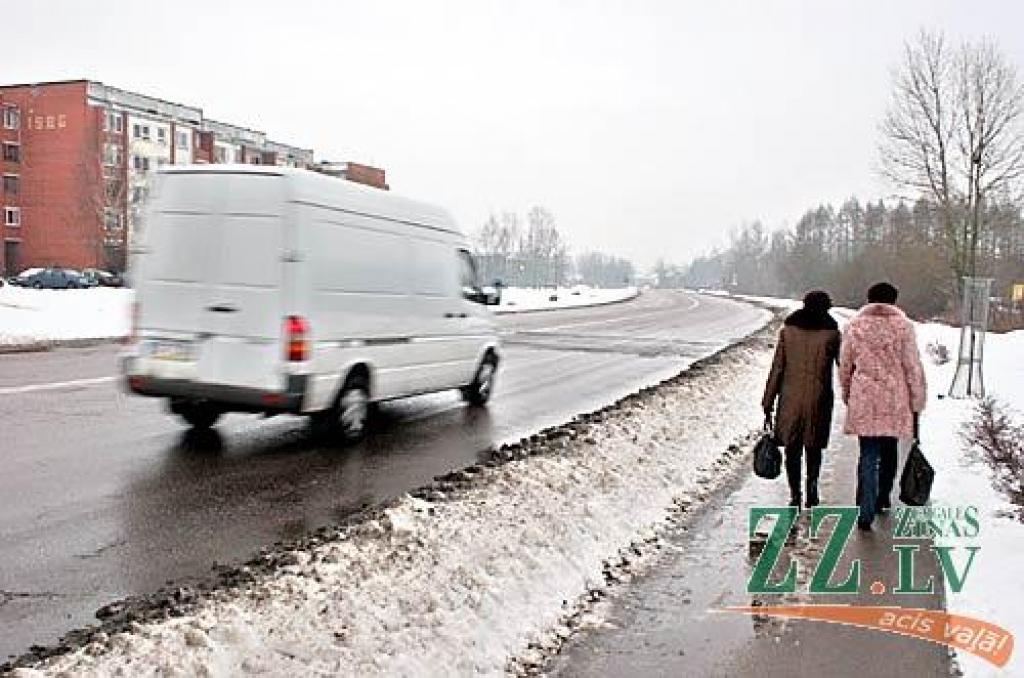 Lai šķērsotu brauktuvi, gājējiem jāiesaistās visai bīstamā spēlē. Ar melno humoru sakot - kas ātrāks, gājējs vai auto...
Autors: Agris Samcovs.