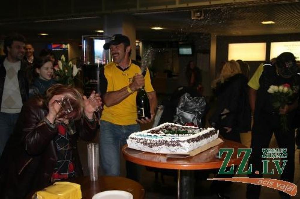 Svinīgais atgriešanās brīdis ar torti un pašmāju gāzēto vīnu...
Autors: Krišjānis Grantiņš.