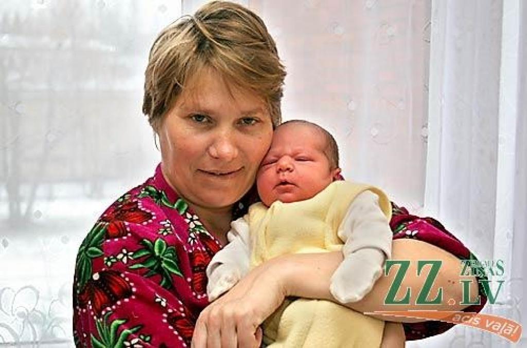 Inese Valjuka ar savu jaunāko dēlu.
Autors: Agris Samcovs.