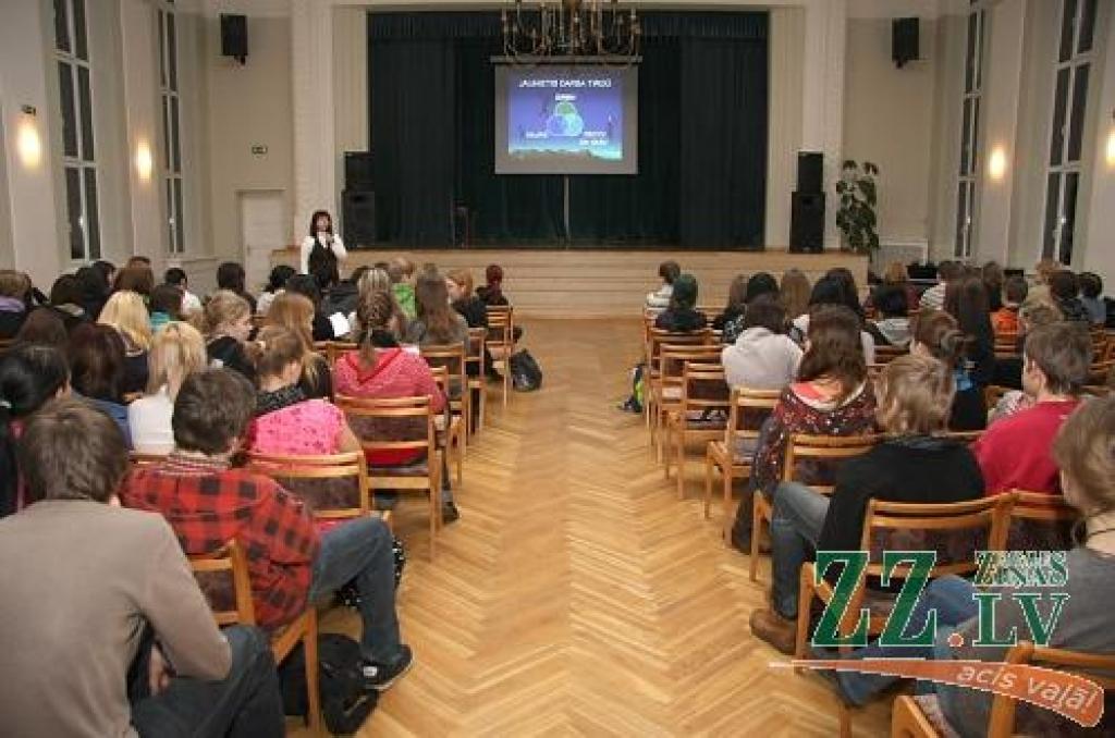 Jelgavas Valsts ģimnāzijas devītklasniekus uzrunā NVA Karjeras pakalpojumu kabineta vadītāja Helga Kanča.
Autors: Krišjānis Grantiņš.