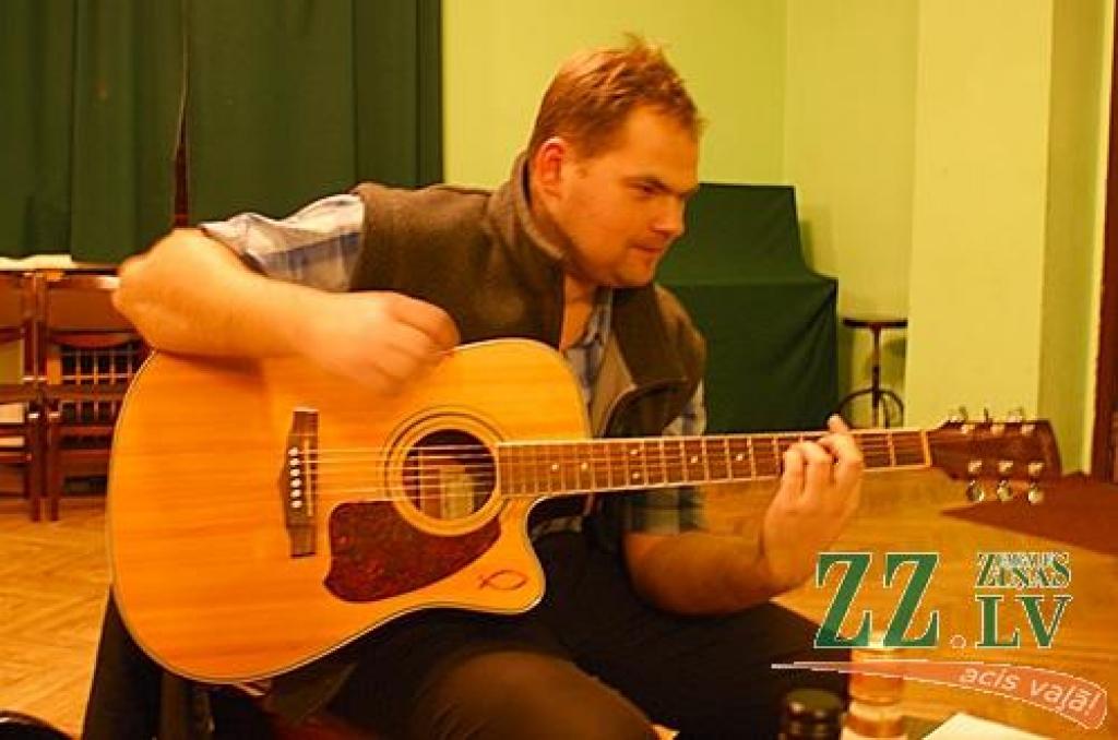 Studentu folkfestivāla ilggadējais dalībnieks Mārtiņš Pružinskis (Muzikants) iemēģina roku jaunās himnas melodijā. 
Autors: Normunds Aģis.