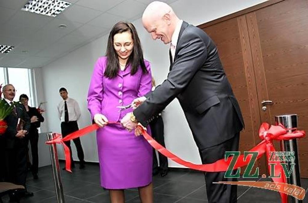 Administratīvās rajona tiesas priekšsēdētāja Ilze Freimane un tieslietu ministrs Gaidis Bērziņš atklāj Jelgavas tiesu namu.
Autors: Agris Samcovs.