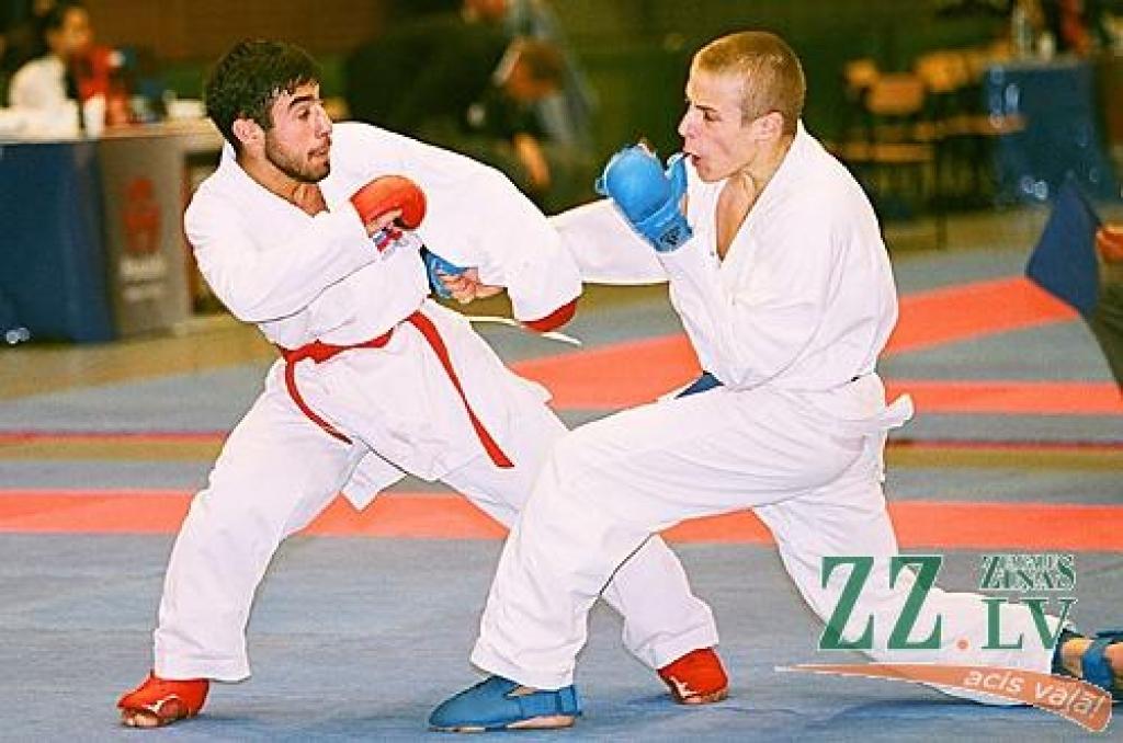 Kalvis Kalniņš sparinga treniņā ar divkārtējo pasaules vicečempionu, junioru pasaules čempionu un vairākkārtēju Eiropas medaļnieku Adamu Kovāču.
Autors: No «Ziņu» arhīva. 