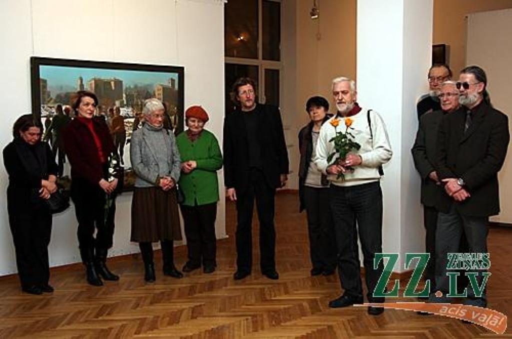 Oficiālo atklāšanas ceremoniju aizsāka LMS priekšsēdētājs Mārtiņš Heimrāts (centrā); savukārt simbolisks un šajā reizē īsti iederīgs bija tagadējā Jelgavas mākslinieku organizācijas vadītāja Māra Branča žests, nostādot kopīgā pulciņā klātesošos māksliniekus – jelgavniekus.
Autors: Krišjānis Grantiņš.