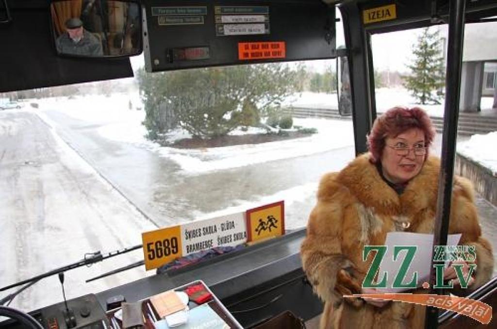 Glūdas pagasta Šķibes pamatskolas izglītības darbinieku arodbiedrības līdere Elvīra Spička teic, ka vēlēšanos braukt uz Rīgu izteikuši abu pagasta pamatskolu, kā arī mūzikas skolas darbinieki. 
Autors: Krišjānis Grantiņš.