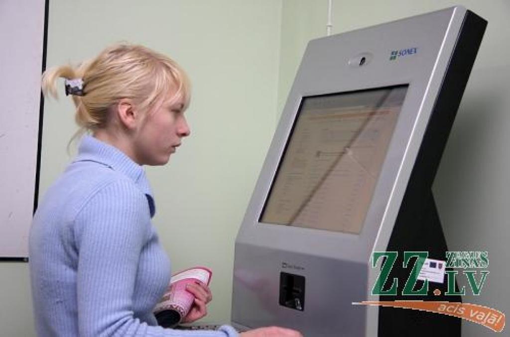 Elīna Vlasa stāsta, ka internetā sērfo vairākas reizes dienā, te arī uzzina jaunākos notikumus un sazinās ar draugiem.
Autors: Krišjānis Grantiņš.