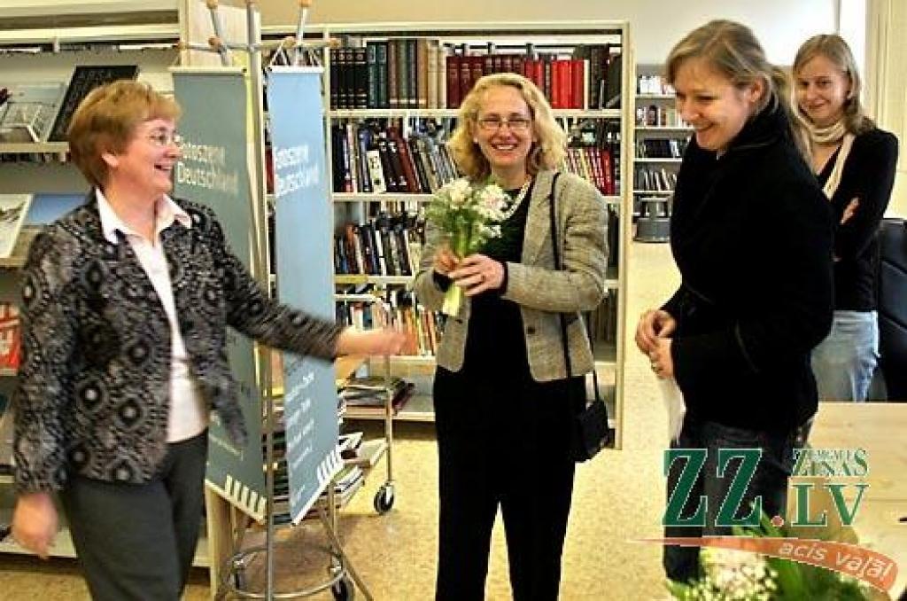 Jelgavas Zinātniskās bibliotēkas vadītājas vietniece Dzintra Punga sveic Gētes institūta pārstāves Sibilli Dezelārs un Zigrīdu Murovsku. 
Autors: Agris Samcovs.