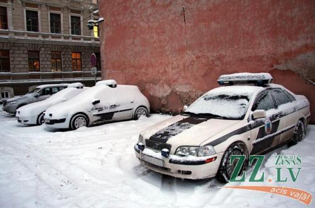 Visā valstī «pie sētas» tiks nolikti aptuveni 500 policijas auto. Par līzingā iegādātajiem maksājumi, visticamāk, gan būs jāveic, kā ierasts. 
Autors: Krišjānis Grantiņš.