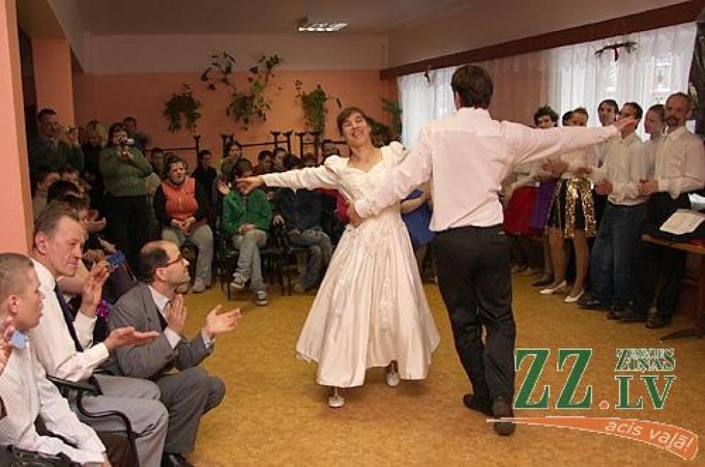 «Ziedkalnē» mītošie ciemiņiem bija sarūpējuši skaistu svētku koncertu un pašdarinātas dāvaniņas.
Autors: Krišjānis Grantiņš.