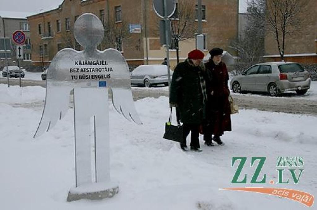 Kāda jelgavniece, garāmejot eņģeļa figūrai, pie sevis ierunājās – nez, cik šis ērms tagadējos krīzes apstākļos izmaksājis!
Autors: Inga Karlinska.