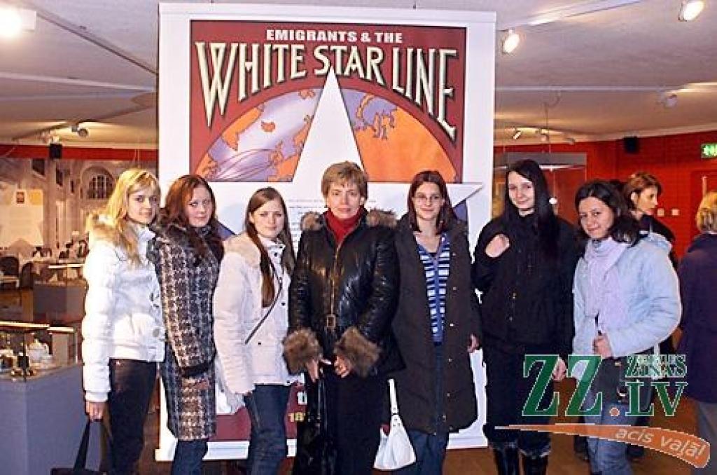 Oksana Bagdasarova (otrā no kreisās), Anna Beitāne un Jelgavas 6.vidusskolas angļu valodas skolotāja Aina Jēgere (centrā) kopā ar projekta dalībniecēm Enniskillenā.
Autors: No Annas Beitānes albuma.