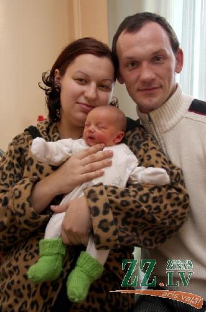 Jevgēnija Svirlovska un Aivis Jekševics ar mazo Denisu.
Autors: Krišjānis Grantiņš.