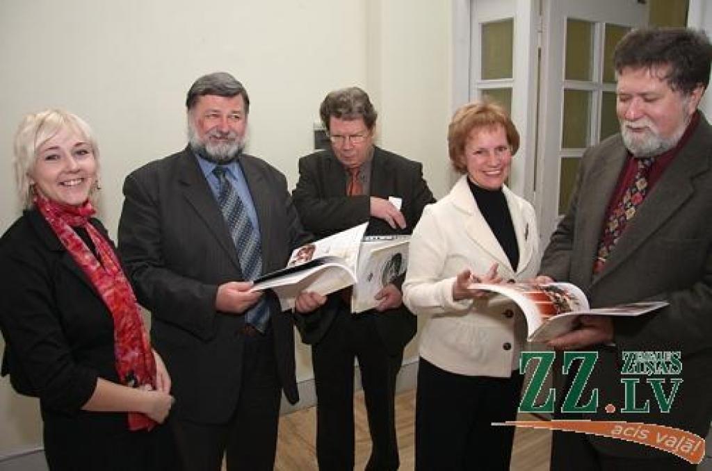 Jauno izdevumu apskata: (no kreisās) Sandra Šteinerte, Juris Skujāns, Informācijas tehnoloģiju fakultātes dekāns Uldis Iļjins, Sabiedrisko attiecību daļas vadītāja Inta Āne un mācību prorektors Arnis Mugurēvičs. 
Autors: Krišjānis Grantiņš.