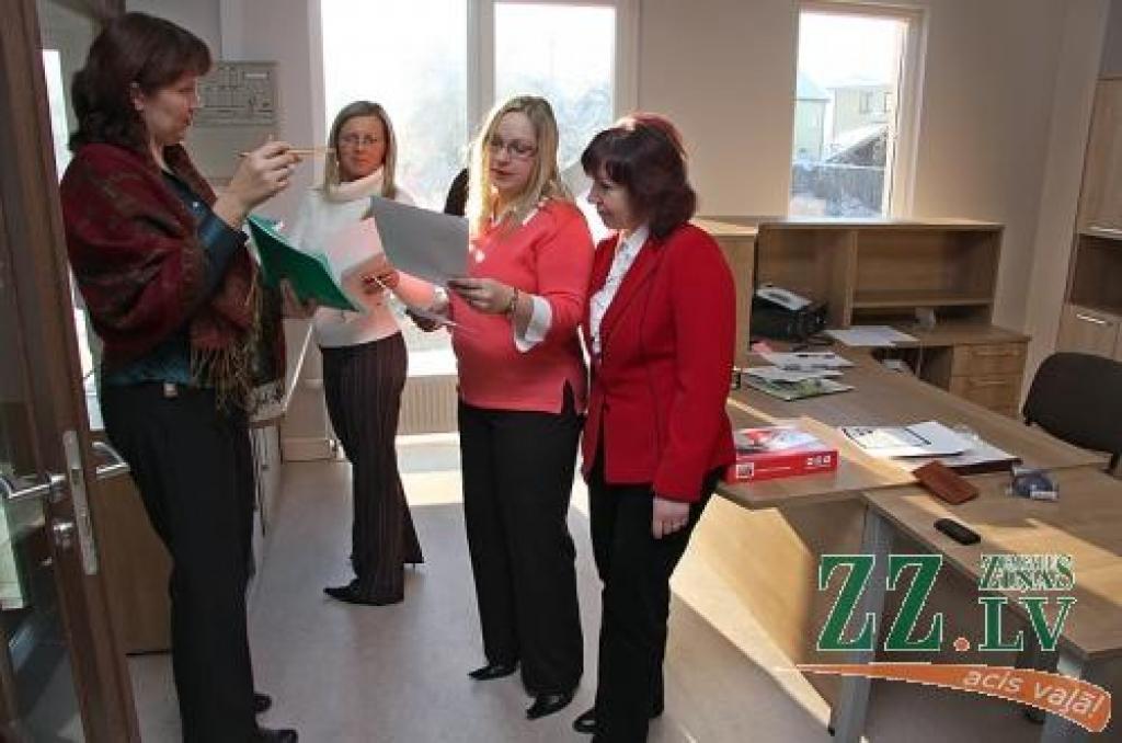 1.Administratīvas rajona tiesas Jelgavas tiesu nama vadītāja Sanita Ozola (no kreisās) organizē darbu vienpadsmit tiesas darbiniekiem. Pagaidām starp tiem trūkst tulka, kura amatam tiks atkārtoti izsludināts konkurss. 
Autors: Krišjānis Grantiņš.