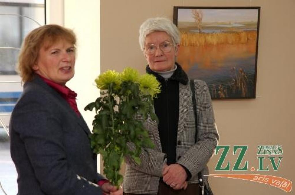 Māksliniece Lolita Zikmane un Jelgavas Zinātniskās bibliotēkas vadītāja Aija Nadziņa izstādes atklāšanā.
Autors: Krišjānis Grantiņš.