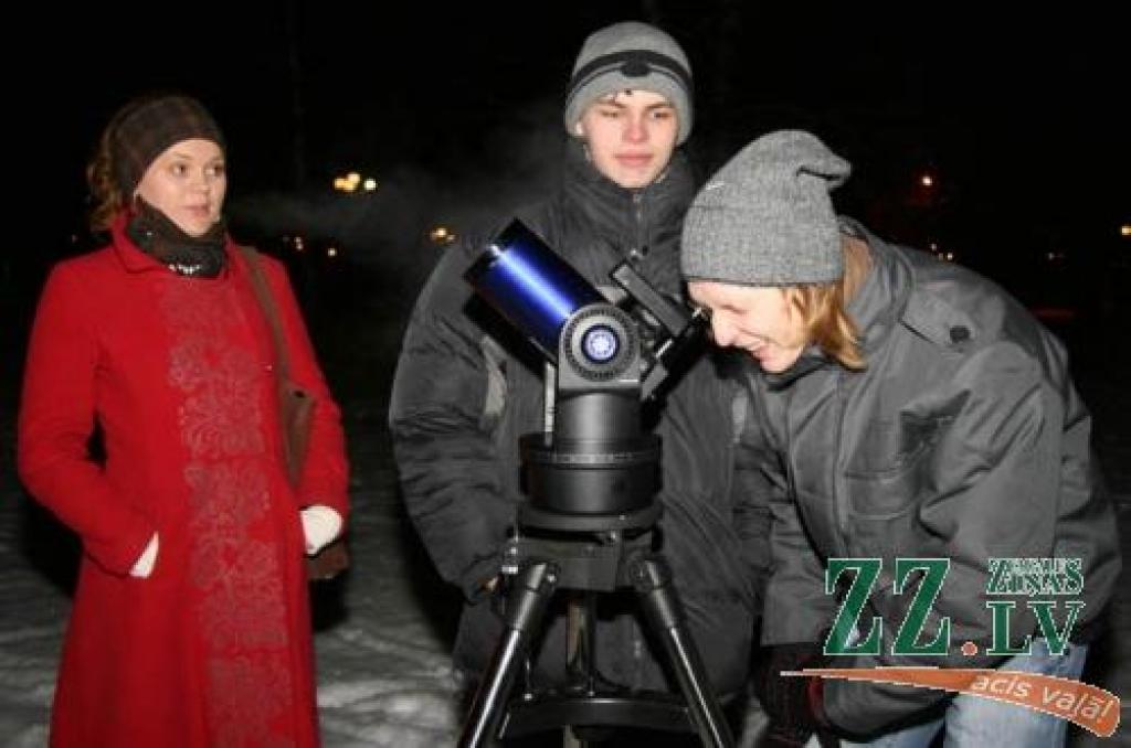 Starptautiskā Astronomijas gada ietvaros rīkotajā pasākumā Jelgavā jaunieši ar teleskopu pētīja Mēnesi un citus debesu ķermeņus.
Autors: Inga Karlinska.