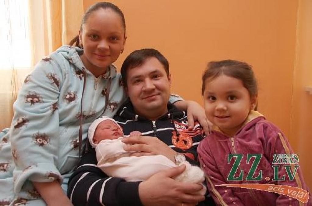 Diāna un Vladimirs Podobedi ar jaundzimušo meitiņu Sofiju un vecāko meitu Darju.
Autors: Krišjānis Grantiņš.