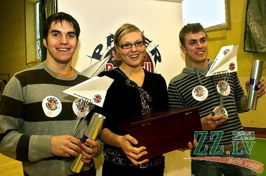 Latvijas Lauksaimniecības universitātes Sporta namā aizvadīts papīra lidmašīnu mešanas konkursa «Red Bull Paper Wings» kvalifikācijas posms, pēc kura trīs studenti nonākuši soli tuvāk pasākuma lielajam finālam, kas 1. un 2.maijā notiks...