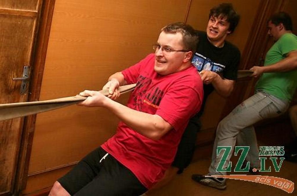 Otrdienas vakarā Latvijas Lauksaimniecības universitātes 1.dienesta viesnīcā - Meža fakultātes kopmītnēs notika Olimpiskās spēles, kuru dalībnieki sacentās novusā, virves vilkšanā, durvju nešanā, orientēšanās dienesta viesnīcā, garākās...