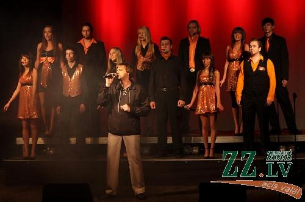 Piektdien Jelgavas kultūras namā koncertēja televīzijas šova «Koru kari» uzvarētāji – Atis Auzāns un viņa vadītais Daugavpils Oranžais koris. Atsaucība šī kolektīva priekšnesumiem visā Latvijā ir tik liela, ka regulāri tiek organizēti...