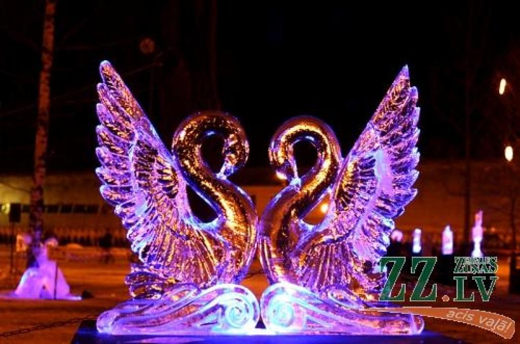 Uzvaras parkā ar krāšņu uguns šovu un izgaismotu ledus skulptūru parādi noslēdzies 11.Starptautiskais ledus skulptūru festivāls, kam šogad bija dots nosaukums «Mīlas galaktika». Fotoreportāžā no sestdienas vakara - ko šāgada grandiozajam...