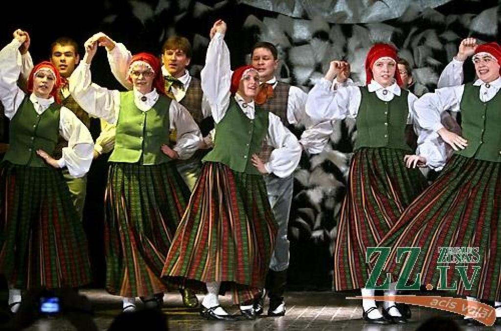 Sestdien Ozolniekos rajonā pazīstami dažādu paaudžu deju kolektīvi pulcējās pasākumā «Ziemas sadancis 2009». Šajā pēcpusdienā deju soļa raitumu uz skatuves demonstrēja tādi deju cienītājiem labi zināmi kolektīvi kā «Ozolnieki», «Medaga»,...