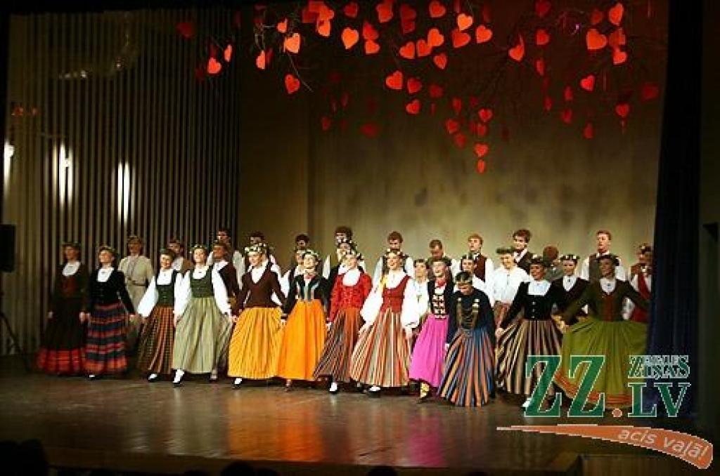 Sestdienas vakarā Jelgavas kultūras namā bija īsti svētki visiem deju cienītājiem - notika Latvijas labāko Tautas deju ansambļu koncerts «Mēs mīlam dejā». Koncertā piedalījās Tautas deju ansambļi «Rotaļa», «Dancis», «Teiksma», «Līgo»,...