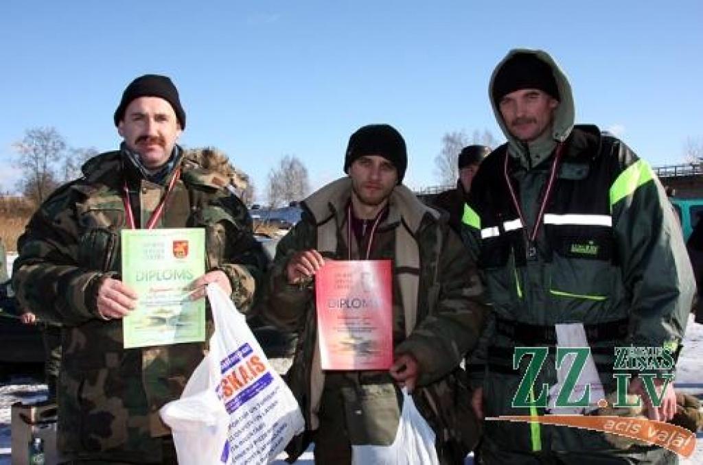Zelts – Igoram Blaženkovam (Jelgava; centrā) ar loma svaru 2105 grami, sudrabs – Rolandam Brigaderam (Rīga; pa kreisi) ar noķertām zivīm 1995 gramu svarā, bronza – Mihailam Bogdanovam (Jelgava) ar 1470 gramu smagu lomu.
Autors: Krišjānis Grantiņš.