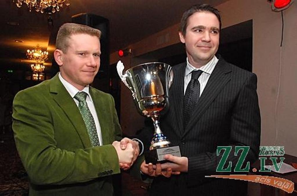 Gada labākā ūdens motosportista balvu Uģim Grosam pasniedz Latvijas ūdens motosporta federācijas valdes priekšsēdētājs Modris Kalnciems.
Autors: Dainis Ģelzis, rekurzeme.lv