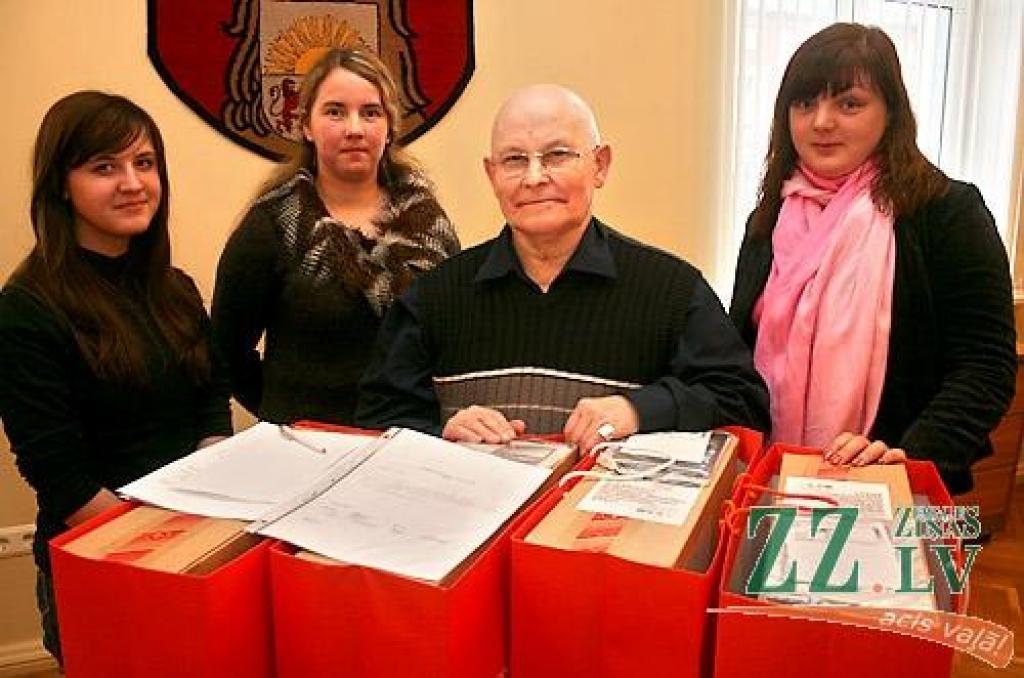 «Pieslēdzies, Latvija!» uzvarētāji no mūsu puses (no kreisās): Laura Paulušenko, Līga Cērpa, Edvīns Jansons un Inese Pētersone. Pasākumā klāt nebija Kristaps Štelcs, kuram balva tiks pasniegta atsevišķi.
Autors: Agris Samcovs.