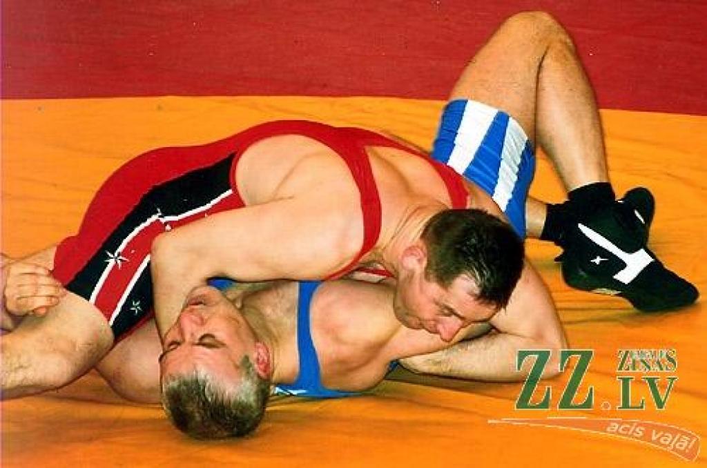 Pretinieku uz lāpstiņām noliek «milonietis» Ivans Ivanovs. 
Autors: Boļeslavs Matusevičs.