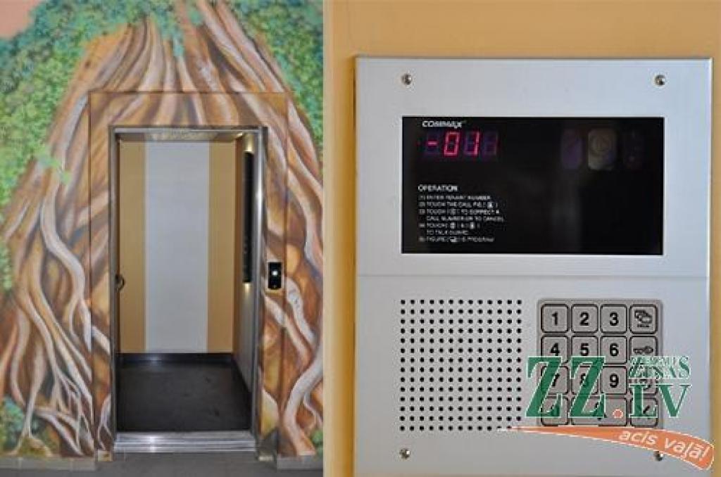 Modernā nama privilēģijas – namrunis un lifts – pēc iedzīvotāju stāstītā, periodiski nav darbojušies.
Autors: Inga Karlinska.