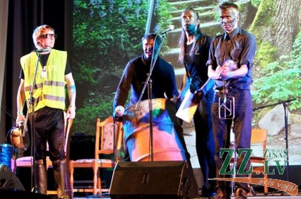 Studentu folkfestivāla 20 gadu jubilejas uzvarētāji - radošā apvienība «Zem cita karoga».
Autors: Agris Samcovs.