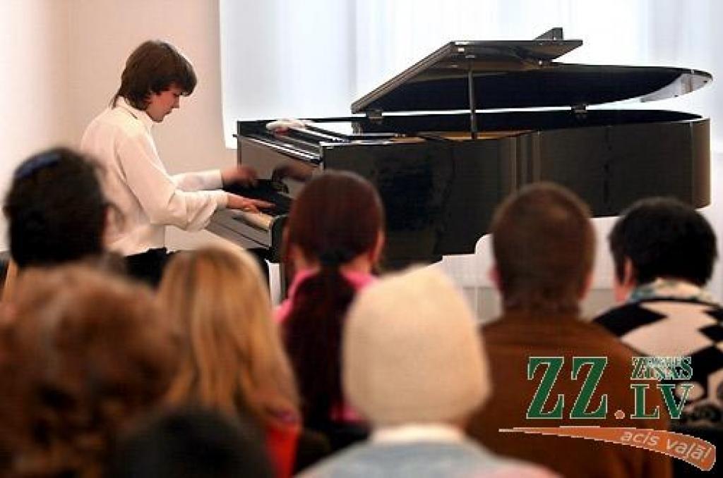 Ģederta Eliasa Jelgavas Vēstures un mākslas muzejā uzstājas Jāzepa Vītola Latvijas Mūzikas akadēmijas students Rihards Plesanovs.
Autors: Agris Samcovs.