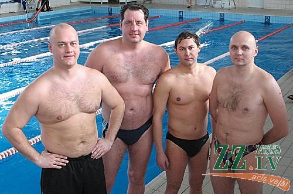 «Jelgavas veterāni» (no kreisās) Valērijs Minakovs, Valērijs Šinkus, Igors Ērciņš un Sergejs Gerasevs šogad gatavojas startēt arī vecmeistaru sacensībās «Otrā elpa» Valmierā un lolo vēl nopietnākus plānus – par septembrī Spānijā gaidāmo Eiropas veterānu čempionātu.
Autors: No sportistu albuma.