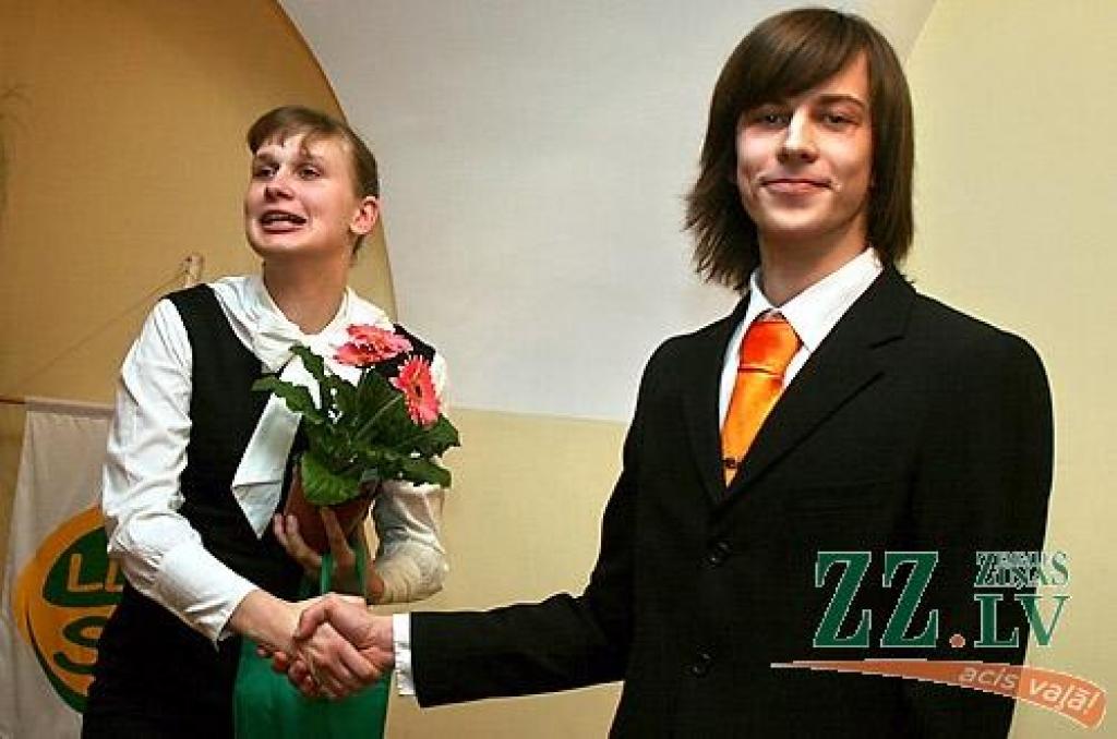 Līdzšinējā LLU Studentu pašpārvaldes vadītāja Laila Ozola sveic tās jaunievēlēto līderi Artūru Bukontu.
Autors: Agris Samcovs. 