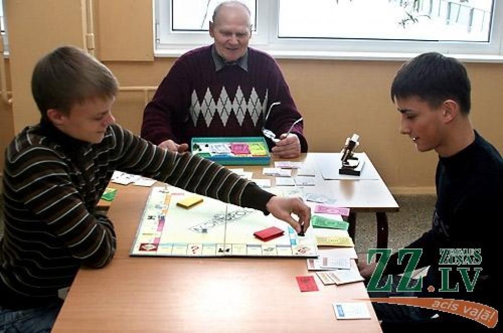 Sergeja Makarenkova (no labās) un Salvja Dombrovska «Monopola» divcīņā veiksmīgāks bija Salvis, tomēr turnīra kopvērtējumā pēc punktiem uzvarēja Sergejs.
Autors: Agris Samcovs.