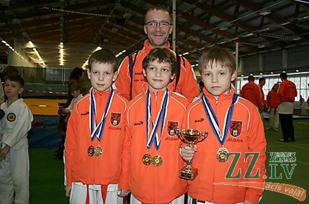 Priecīgie medaļnieki Ainars Dundurs, Mikus Svikulis, Gints Ulmanis un treneris Vitālijs Mišins.
Autors: No «Shinri» arhīva.