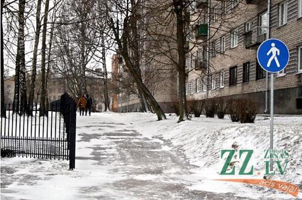 Uz jelgavnieka Andreja Lučina ierosinājumu blakus slēgtajai brauktuvei (pašvaldība gan to sauc par gājēju celiņu) par budžeta līdzekļiem ierīkot jaunu, lai iedzīvotāji tiktu pie mājas J.Čakstes bulvārī 9a, pagaidām atbildes nav. 
Autors: Agris Samcovs.