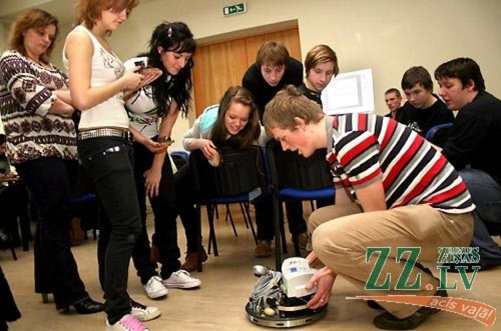 Erudītākie un zinošākie profesiju pārzinātāji izrādījās Jelgavas Valsts ģimnāzijas  komanda.
Autors: Agris Samcovs.