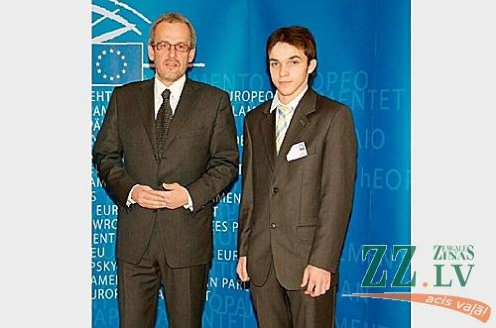 Spīdolietis Elvijs Avenītis šogad bija vienīgais jelgavnieks, kuram uzticēts būt par Eiropas Parlamenta deputāta Roberta Zīles «ēnu». 
Autors: Eiropas Parlaments.