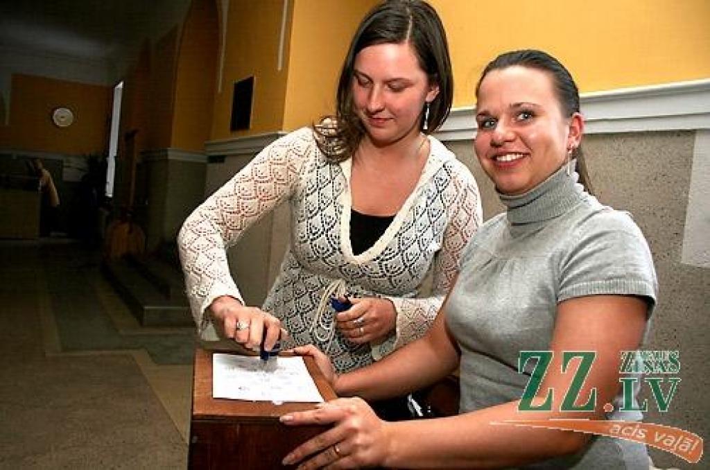 Visvairāk aizpildītu biļetenu bija Ekonomikas fakultātē izvietotajā balsošanas kastē, tur par sev tīkamāko partiju novēlēja 180 jeb 26 procenti balsstiesīgo. Tā, aizdarot vēlēšanu urnu, rezumē fakultātes vēlēšanu komisijas pārstāves Elīna Puķe (no kreisās) un Marija Matvejeva. Viņas lielo atsaucību skaidro ar faktu, ka vienā no sarakstiem – «Tava partija» – lielākoties kandidēja topošie ekonomisti.   
Autors: Agris Samcovs.