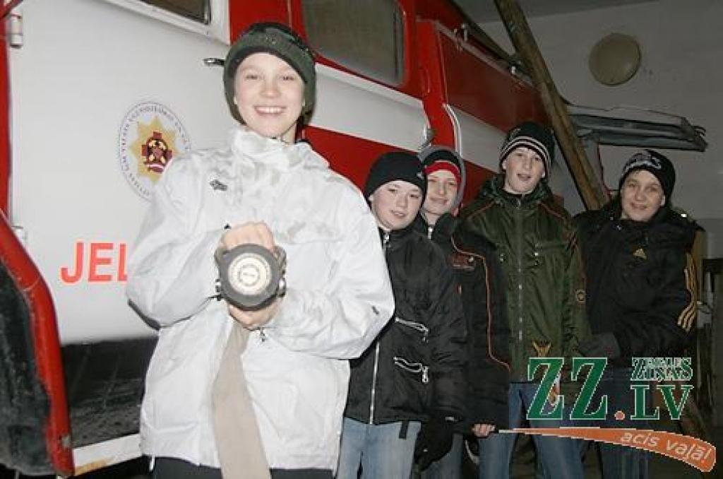 Elejas vidusskolas 6. un 7.klases skolēni Ēnu dienā iepazinās ar ugunsdzēsēju darbu.
Autors: Inga Karlinska.