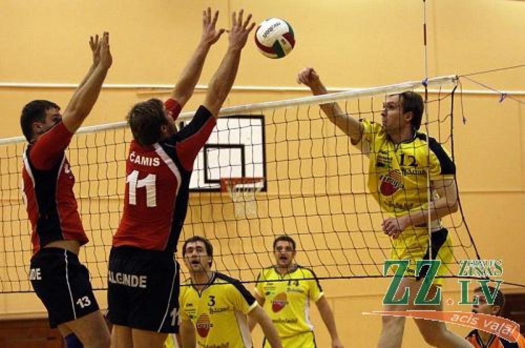 Abu Jelgavas rajona komandu pirmā apļa spēlē VK «Ozolnieki» pieredze izpaudās rezultātā 3:0, bet otrā apļa tikšanās reizē 12. februārī – 3:1 un «ozīši» tik tikko izspruka no piektā seta (17:25, 25:17, 25:23, 28:26). 
Autors: No «Ziņu» arhīva. 